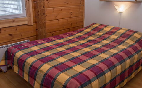 Peiponpesä B: Hout, Verdieping, Flooring, Interieur Ontwerp, Slaapkamer, Linens, Laken, Bed, Meubilair, Kamer