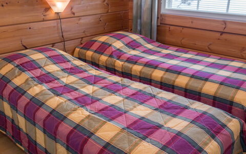 Peiponpesä B: Hout, Verdieping, Flooring, Slaapkamer, Linens, Bed, Beits, Laken, Bedding, Bed Frame
