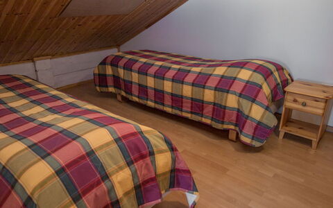 Peiponpesä B: Bed, Slaapkamer, Verdieping, Flooring, Bedding, Laken, Hout, Meubilair, Linens, Interieur Ontwerp