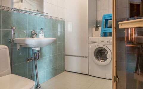 Peiponpesä B: Wasmachine, Interieur Ontwerp, Flooring, Loodgieterswerkinrichting, Verdieping, Badkamer, Wastafel, Wastafel In De Badkamer, Wasruimte, Wasdroger