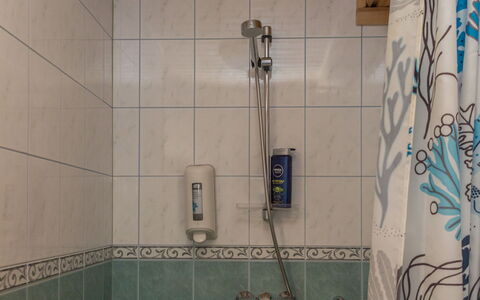 Peiponpesä B: Muur, Loodgieterswerkinrichting, Badkamer, Interieur Ontwerp, Loodgieter, Flooring, Kraan, Douchekop, Verdieping, Tegel