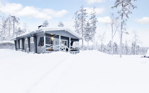 Jousimaja: Bed, Meubilair, Slaapkamer, Interieur Ontwerp, Bedding, Laken, Flooring, Hout, Verdieping, Kamer