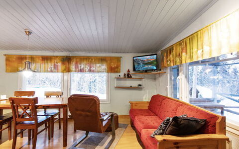 Jousimaja: Bed, Meubilair, Slaapkamer, Interieur Ontwerp, Bedding, Laken, Flooring, Hout, Verdieping, Kamer