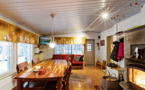 Jousimaja: Bed, Meubilair, Slaapkamer, Interieur Ontwerp, Bedding, Laken, Flooring, Hout, Verdieping, Kamer