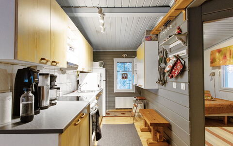 Jousimaja: Bed, Meubilair, Slaapkamer, Interieur Ontwerp, Bedding, Laken, Flooring, Hout, Verdieping, Kamer