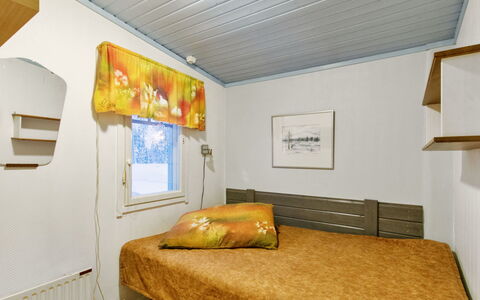 Jousimaja: Bed, Meubilair, Slaapkamer, Interieur Ontwerp, Bedding, Laken, Flooring, Hout, Verdieping, Kamer