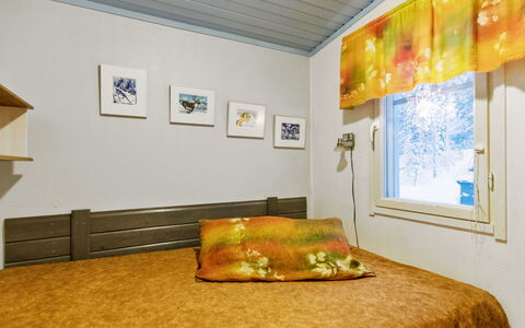 Jousimaja: Bed, Meubilair, Slaapkamer, Interieur Ontwerp, Bedding, Laken, Flooring, Hout, Verdieping, Kamer