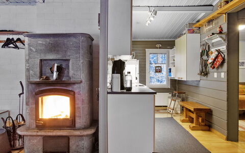 Jousimaja: Bed, Meubilair, Slaapkamer, Interieur Ontwerp, Bedding, Laken, Flooring, Hout, Verdieping, Kamer