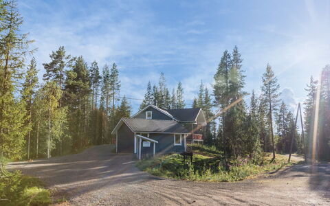 Ylläksen Sirppikuu 2: Boom, Huis, Huis, Verblijf, Dak, Land Lot, Landelijk Gebied, Siding, Lariks, Helling