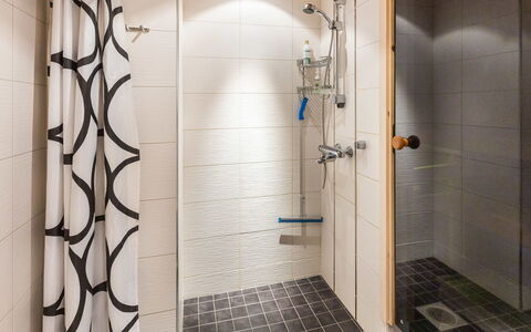 Ylläksen Sirppikuu 2: Flooring, Loodgieterswerkinrichting, Interieur Ontwerp, Badkamer, Verdieping, Loodgieter, Douche, Douchekop, Tegel, Douchepaneel