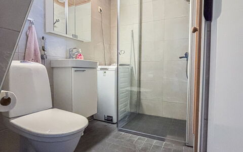 Lähikaltio 314: Wc Bril, Badkamer, Toilet, Loodgieterswerkinrichting, Flooring, Verdieping, Muur, Wastafel, Interieur Ontwerp, Wastafel In De Badkamer