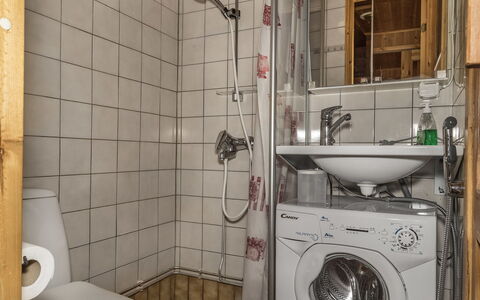 Ylläskarpalo 1 Päätyhuoneisto: Loodgieterswerkinrichting, Badkamer, Flooring, Wastafel, Verdieping, Wastafel In De Badkamer, Interieur Ontwerp, Toilet, Wasmachine, Kraan