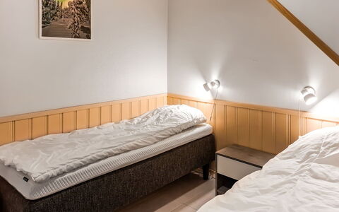 Yllästar 1 As 211: Slaapkamer, Hout, Bed, Verdieping, Laken, Interieur Ontwerp, Flooring, Bedding, Plafond, Bed Frame