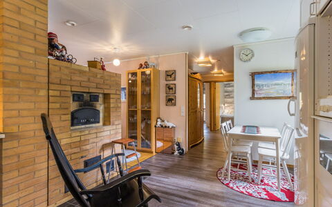 Kesänkilehto: Meubilair, Interieur Ontwerp, Hout, Flooring, Plafond, Bankstel, Kamer, Verdieping, Woonkamer, Verlichting