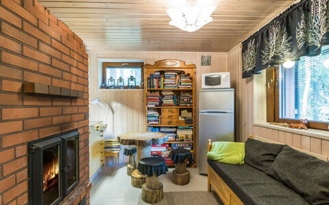 Kesänkilehto: Meubilair, Interieur Ontwerp, Hout, Plafond, Kamer, Flooring, Bankstel, Woonkamer, Verlichting, Huis