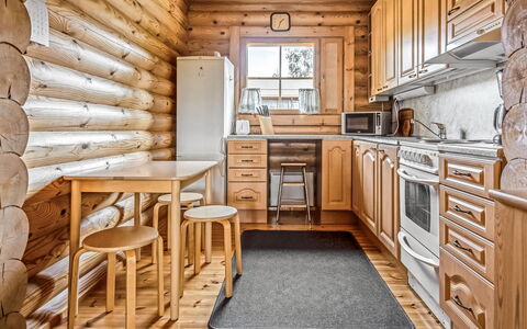 Marttalanmäki: Hout, Keuken, Huis, Verblijf, Beits, Blokhut, Hardwood, Plafond, Countertop, Major Appliance