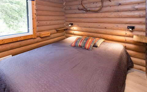 Imponlampi: Hout, Verdieping, Beits, Plafond, Hardwood, Blokhut, Plank, Slaapkamer, Bed, Bed Frame