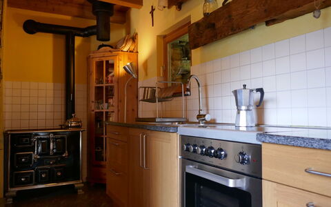 Rustico Cà Dru Lurenz: Countertop, Cabinetry, Keuken, Kamer, Meubilair, Eigendom, Fornuis, Tegel, Wastafel, Verlichting