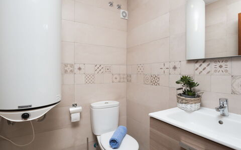 Atria: Badkamer, Eigendom, Kamer, Tegel, Interieur Ontwerp, Muur, Kraan, Architectuur, Onroerend Goed, Verdieping