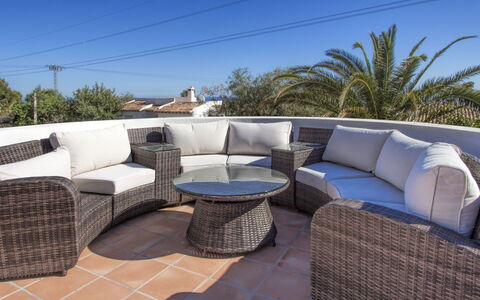 Villa del Maestro: Meubilair, Wicker, Eigendom, Koffietafel, Patio, Tafel, Slaapbank, Onroerend Goed, Huis, Kamer