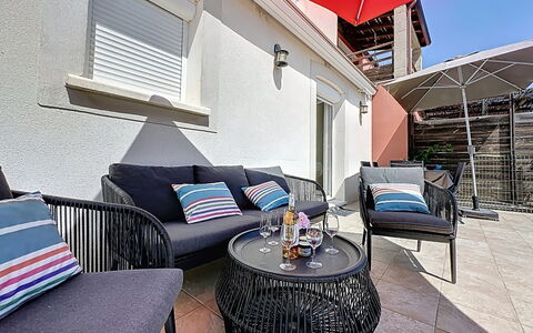 Les Lauriers: Meubilair, Buitenmeubels, Stoel, Tafel, Buitentafel, Appartement, Patio, Schaduw, Balkon, Koffietafel
