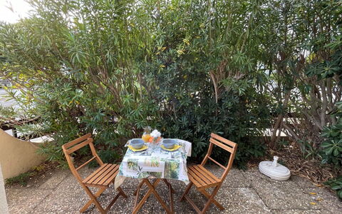 Le Cabestan: Fabriek, Meubilair, Stoel, Tafel, Buitenmeubels, Buitentafel, Gras, Landschap, Groundcover, Boom