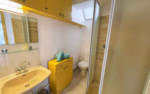 Le Cabestan: Spiegel, Kraan, Wastafel, Loodgieterswerkinrichting, Wastafel In De Badkamer, Badkamer, Gebouw, Verdieping, Loodgieter, Flooring
