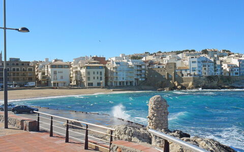 Ronda: Water, Lucht, Gebouw, Eigendom, Straatlantaarn, Azure, Hek, Zwemwater, Venster, Vrije Tijd