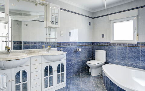 Las Estancias: Badkamer, Eigendom, Kamer, Tegel, Interieur Ontwerp, Gebouw, Architectuur, Onroerend Goed, Huis, Verdieping