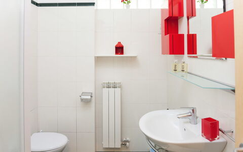 Apartment Zero - Diano Marina: Badkamer, Kamer, Eigendom, Rood, Loodgieterswerkinrichting, Toilet, Kraan, Interieur Ontwerp, Badkamer Accessoire, Muur