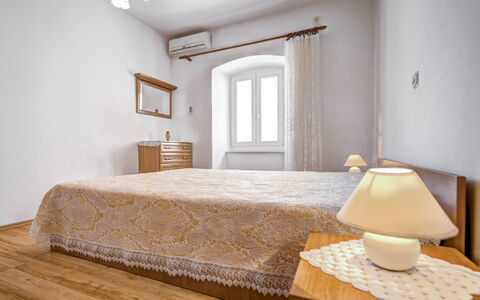 Branko: Meubilair, Eigendom, Venster, Comfort, Hout, Textiel, Verlichting, Interieur Ontwerp, Schaduw