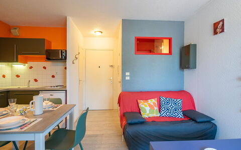 Bleu Marine: Meubilair, Eigendom, Tafel, Comfort, Azure, Oranje, Lamp, Interieur Ontwerp, Deur, Verdieping