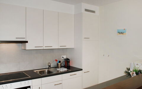 Sabrina App. 006: Kamer, Keuken, Eigendom, Countertop, Meubilair, Interieur Ontwerp, Cabinetry, Huis, Architectuur, Gebouw