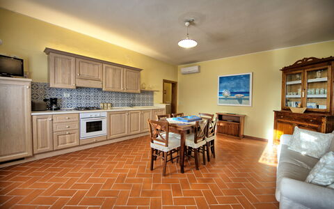 Casa Rossa: Flooring, Interieur Ontwerp, Verdieping, Meubilair, Hout, Plafond, Keuken, Countertop, Kamer, Cabinetry