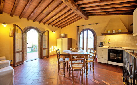 Casa Rossa: Meubilair, Eigendom, Tafel, Bankstel, Hout, Venster, Cabinetry, Verlichting, Woonkamer, Interieur Ontwerp