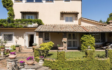 Rocca di Papa 102: Venster, Huis, Huis, Woongebied, Struik, Dak, Deur, Verblijf, Tuin