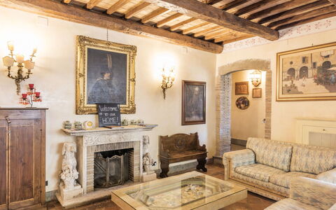 Rocca di Papa 102: Meubilair, Interieur Ontwerp, Muur, Hout, Flooring, Woonkamer, Plafond, Kamer, Bankstel, Verlichting