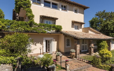 Rocca di Papa 102: Venster, Huis, Woongebied, Huis, Struik, Dak, Deur, Verblijf, Balkon