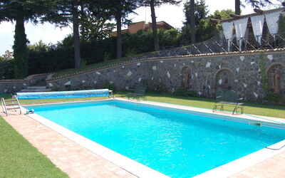 Rocca di Papa 102: Zwembad, Eigendom, Gras, Vrije Tijd, Onroerend Goed, Huis, Gazon, Backyard, Gebouw, Vakantie