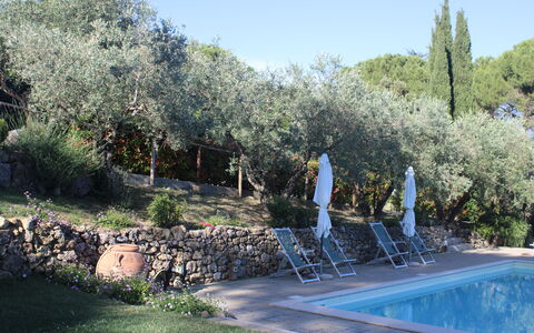 Gli Appartamenti Di Manuela: Zwembad, Schaduw, Toevlucht, Backyard, Hacienda, Landscaping, Eco Hotel, Villa, Buitenmeubels, Boerderij