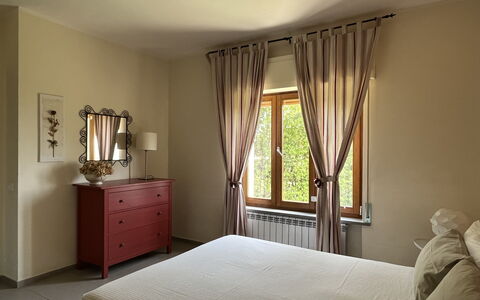 Gli Appartamenti Di Manuela: Meubilair, Eigendom, Cabinetry, Comfort, Hout, Venster, Schaduw, Verlichting, Textiel, Bed Frame