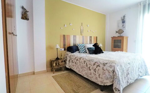 La Platja: Slaapkamer, Meubilair, Bed, Kamer, Eigendom, Interieur Ontwerp, Muur, Bed Frame, Verdieping, Laken