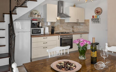 Villa Aurora: Kamer, Countertop, Meubilair, Interieur Ontwerp, Eigendom, Keuken, Cabinetry, Plafond, Gebouw, Huis