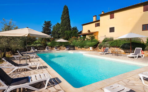 Pozzo Dei Desideri: Water, Lucht, Fabriek, Eigendom, Gebouw, Meubilair, Zwembad, Azure, Venster, Buitenmeubels