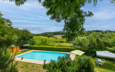 Castellina in Chianti 975: Water, Fabriek, Wolk, Lucht, Zwembad, Azure, Schaduw, Natuurlijk Landschap, Boom, Rechthoek