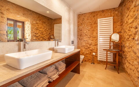 Can Toni: Loodgieterswerkinrichting, Wastafel In De Badkamer, Flooring, Muur, Badkamer, Wastafel, Interieur Ontwerp, Hout, Verdieping, Kraan