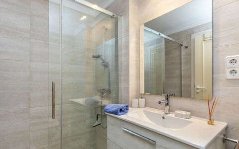 Cala Montero i: Badkamer, Loodgieterswerkinrichting, Flooring, Verdieping, Interieur Ontwerp, Wastafel In De Badkamer, Wastafel, Badkamerkast, Spiegel, Kraan