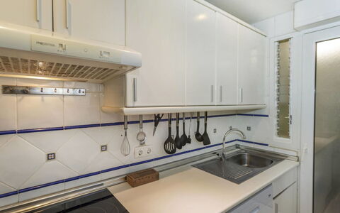 Cala Montero i: Keuken, Countertop, Major Appliance, Toestel Van De Keuken, Flooring, Interieur Ontwerp, Gootsteen, Cabinetry, Loodgieterswerkinrichting, Fornuis
