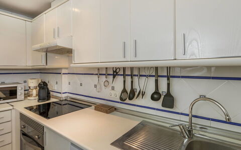 Cala Montero i: Keuken, Countertop, Toestel Van De Keuken, Major Appliance, Flooring, Interieur Ontwerp, Cabinetry, Gootsteen, Loodgieterswerkinrichting, Wastafel