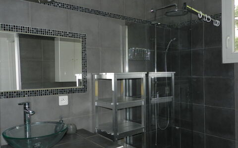Cavoni: Badkamer, Tegel, Eigendom, Kamer, Glas, Deur Van De Douche, Architectuur, Loodgieterswerkinrichting, Materiële Goederen, Interieur Ontwerp